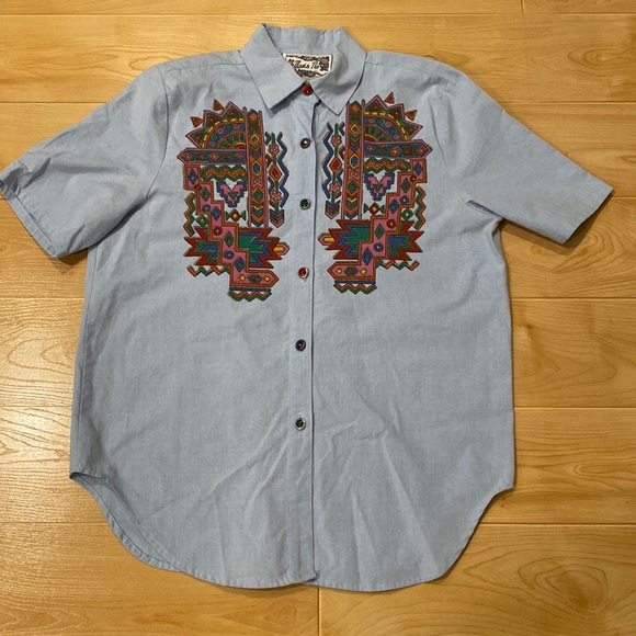 Short sleeve button down with jewel buttons and native/western design - Picture 2 of 6